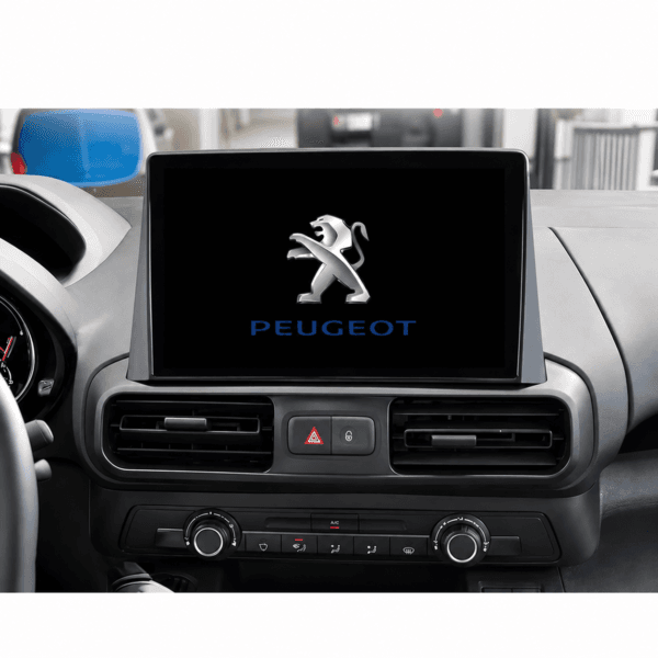 Autoradio multimedia con pantalla táctil de alta definición instalada en el salpicadero de una Peugeot Rifter, compatible con Citroën Berlingo y Peugeot Partner, mostrando logos de marca en fondo negro.