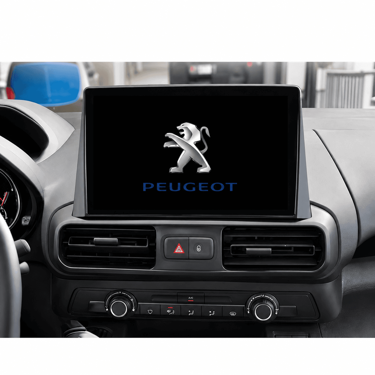 Autoradio multimedia con pantalla táctil de alta definición instalada en el salpicadero de una Peugeot Rifter, compatible con Citroën Berlingo y Peugeot Partner, mostrando logos de marca en fondo negro.